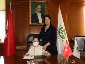 Rektör Prof. Dr. Meryem Tuncel, Koltuğunu Çocuklara Devretti